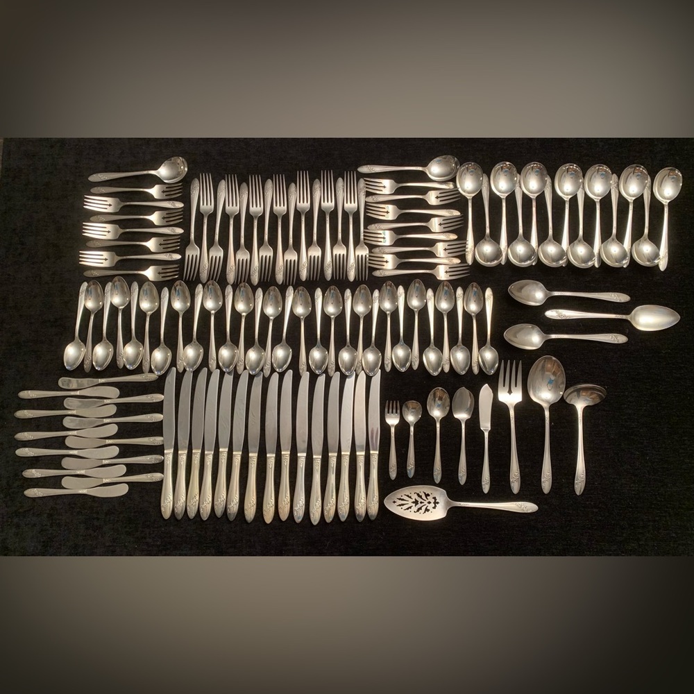 ONEIDA Community 1946 QUEEN BESS Tudor Silver Plate Flatware 113 pieces